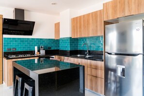 Fridge, oven, stovetop, coffee/tea maker