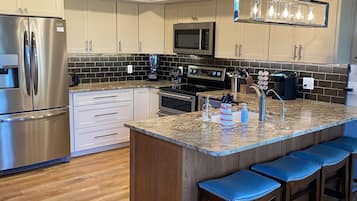 Een koelkast, een magnetron, een oven, een kookplaat