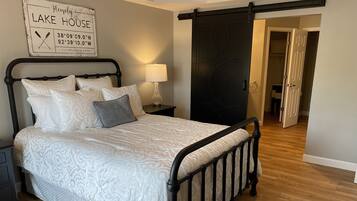 5 bedrooms, desk, WiFi, bed sheets