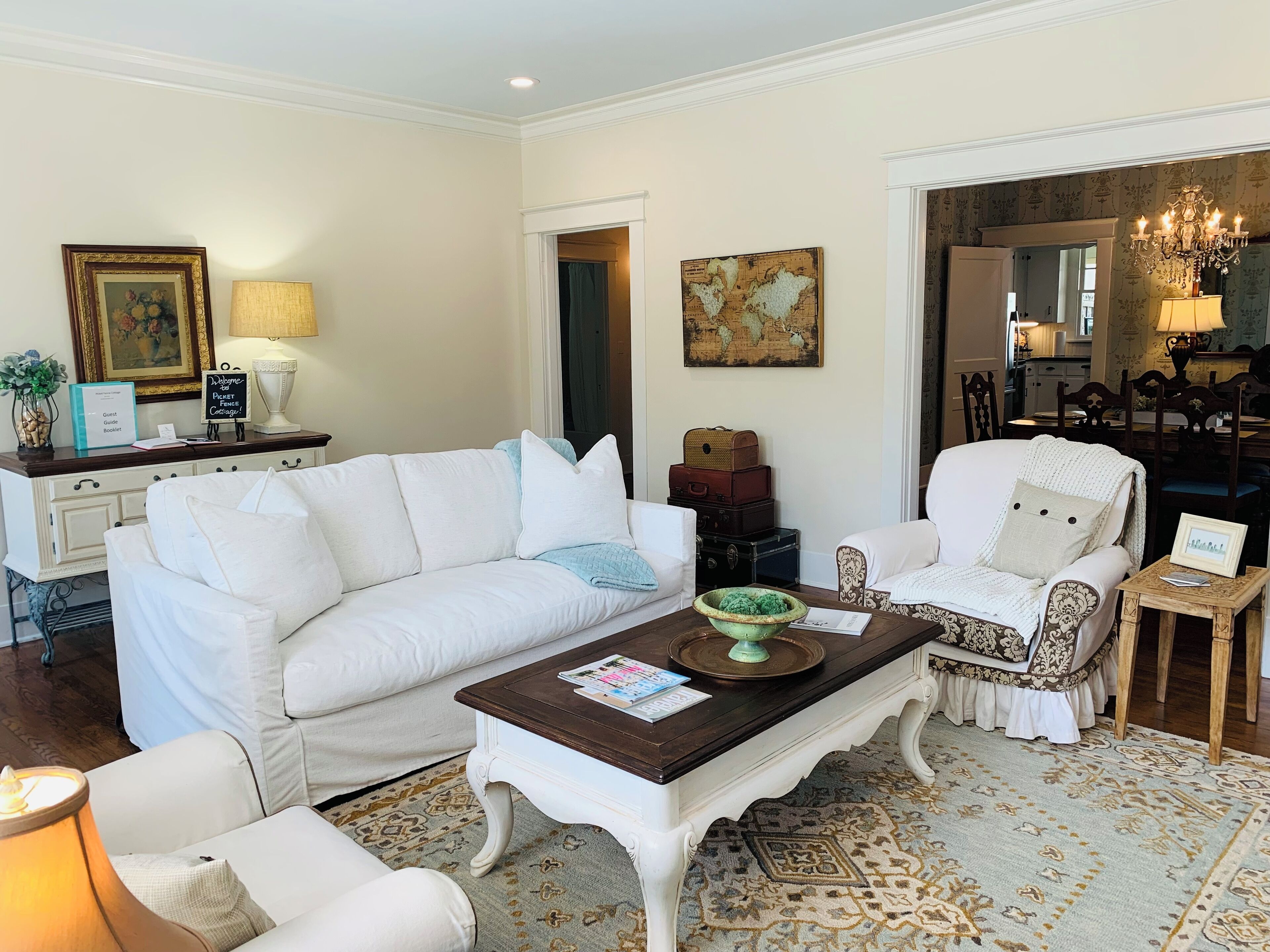 Een smart-tv en boeken