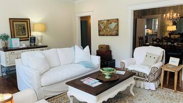 Een smart-tv en boeken