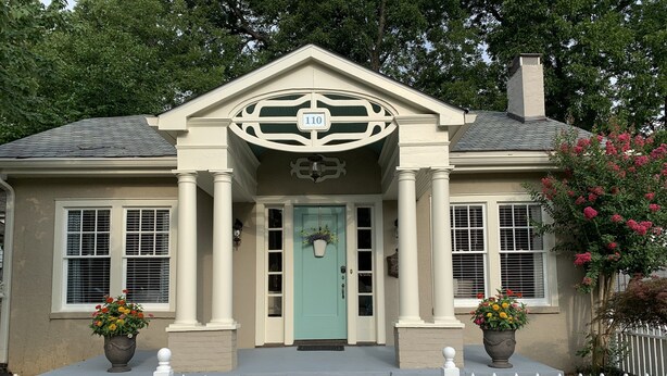 A two-story house with a light blue door, white columns, and a white picket fence. - Picket Fence Cottage~ walk to MTSU and the historic downtown square!  (Murfreesboro)