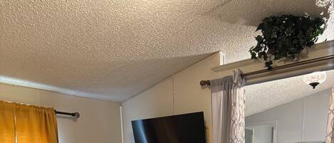 2 室のベッドルーム、デスク、アイロン / アイロン台、旅行用ベビーベッド