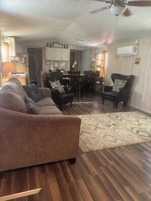 Smart TV, DVD player, books - Cozy & Comfy Manufactured Home 10 minutes of Ft Leonard Wood Military Base. (Devils Elbow)