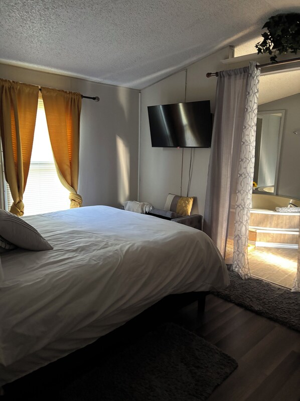 2 slaapkamers, een bureau, een strijkplank/strijkijzer, reisbedje