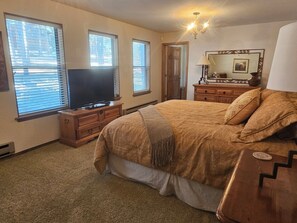 5 bedrooms, iron/ironing board, WiFi, bed sheets