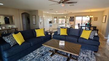 Smart-TV, Kamin, Tischfußball, Arbeitsbereiche