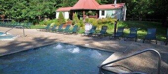 Attitash Mountain Resort Condo- 3 Floors, Sleeps 12- Story Land, Ski, Shop, Golf