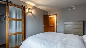 2 bedrooms, desk, free WiFi, bed sheets