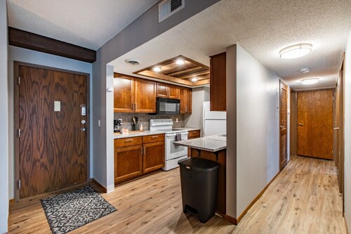 Rustic, Cozy 2 Bed/1 Bath, In-Unit Laundry, Parking + 6 blocks from Mayo!