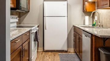 Réfrigérateur, micro-ondes, four, plaque de cuisson