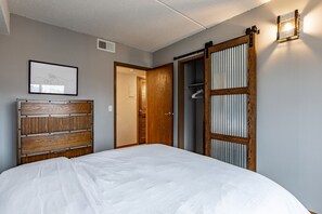 2 bedrooms, desk, free WiFi, bed sheets