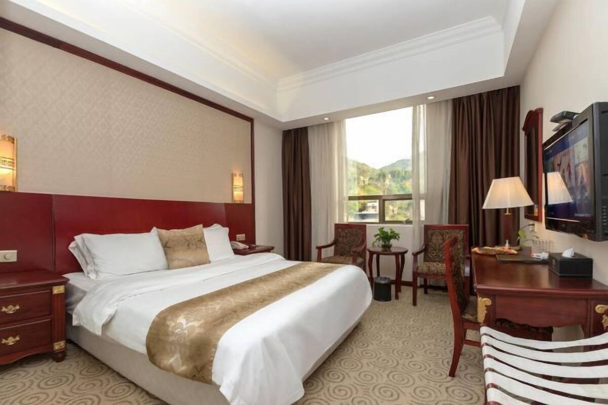 1 bedroom, desk, blackout drapes, free WiFi