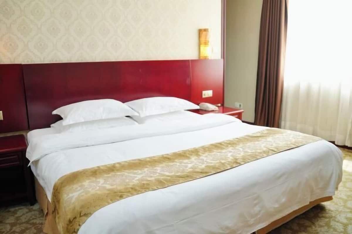 1 bedroom, desk, blackout drapes, free WiFi