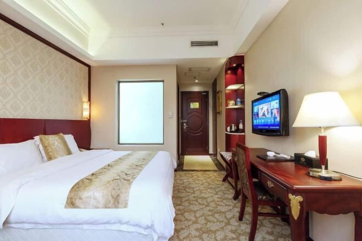 1 bedroom, desk, blackout drapes, free WiFi