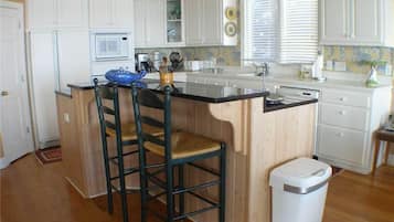 House, Multiple Beds (Alvarez II) | Private kitchen