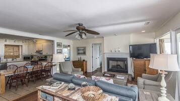 House, Multiple Beds (Beach Blessing- Whole House) | Living room