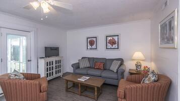 House, Multiple Beds (Beach Blessing- Guest) | Living room