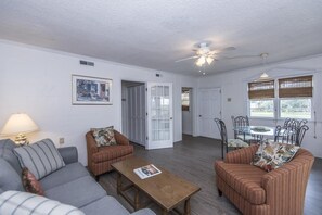 Casa, varias camas (Beach Blessing- Guest) | Sala de estar