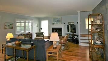 House, Multiple Beds (Belvedere) | Living room