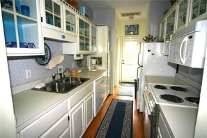 House, Multiple Beds (Cupola House) | Private kitchen - Cupola House (Edisto Island)