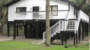 Un bâtiment blanc doté d’un balcon et d’un escalier.