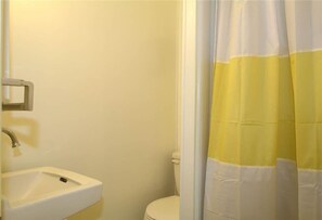 House, Multiple Beds (Ediscape, LLC) | Bathroom