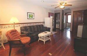 Talo, 2 parisänkyä (Edisto Guest House) | Olohuone