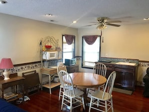 House, 2 Double Beds (Edisto Guest House) | Private kitchen