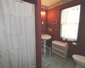 Casa, 2 camas dobles (Edisto Guest House) | Baño