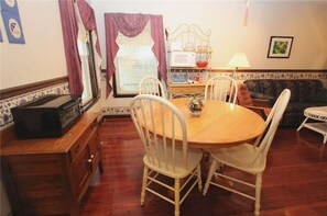 Talo, 2 parisänkyä (Edisto Guest House) | Yksityinen keittiö | Mikroaaltouuni, uuni, kahvin-/teenkeitin