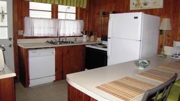 House, Multiple Beds (High Cotton) | Private kitchen