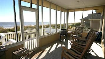 Nhà, nhiều giường (M.S. Whaley) | Ban công