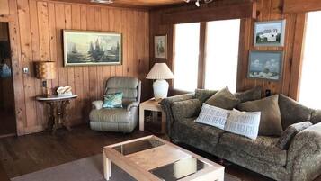 House, Multiple Beds (Salley/Morrison) | Living room