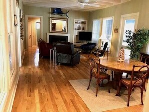 House, Multiple Beds (SeaCzar's Retreat ) | Living room - Seaczar's Retreat (Edisto Island)