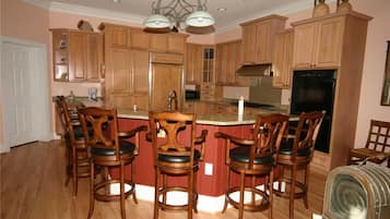 House, Multiple Beds (The Breakers) | Private kitchen