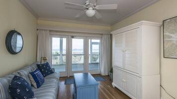 Nhà, nhiều giường (The Pearl) | Phòng khách