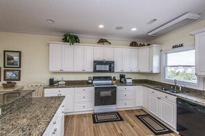 House, Multiple Beds (The Pearl) | Private kitchen - The Pearl (Edisto Island)