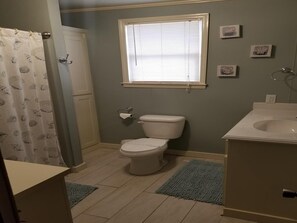 House, Multiple Beds (Tiger's Roost) | Bathroom