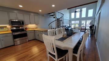 Maison, Plusieurs lits (Gone Coastal) | Cuisine privée | Un four