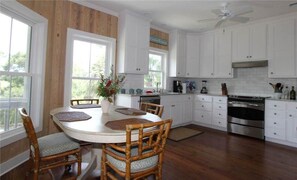 單棟房屋, 多張床 (Creekside Cottage) | 私人廚房 | 微波爐、洗碗機