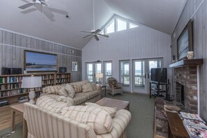 House, Multiple Beds (Crowfield) | Living room
