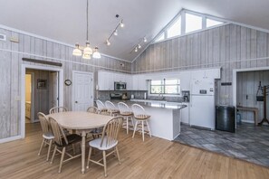 House, Multiple Beds (Crowfield) | Private kitchen