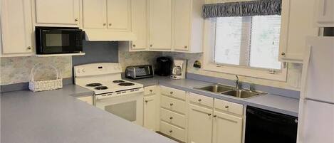 House, Multiple Beds (Petty House) | Private kitchen