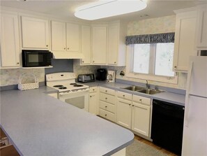 House, Multiple Beds (Petty House) | Private kitchen - Petty House (Edisto Island)