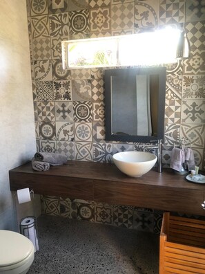 Toallas, jabón, shampoo, papel de baño
