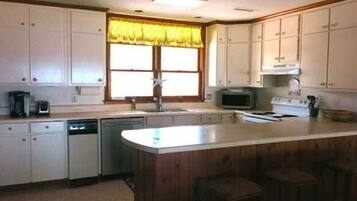 House, Multiple Beds (Top Gunn) | Private kitchen