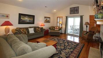 Rumah, Beberapa Tempat Tidur (Watercolors) | Ruang keluarga