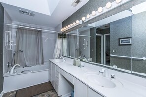 House, Multiple Beds (2 Cool) | Bathroom