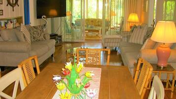 House, Multiple Beds (Austin's Serenity) | Living room